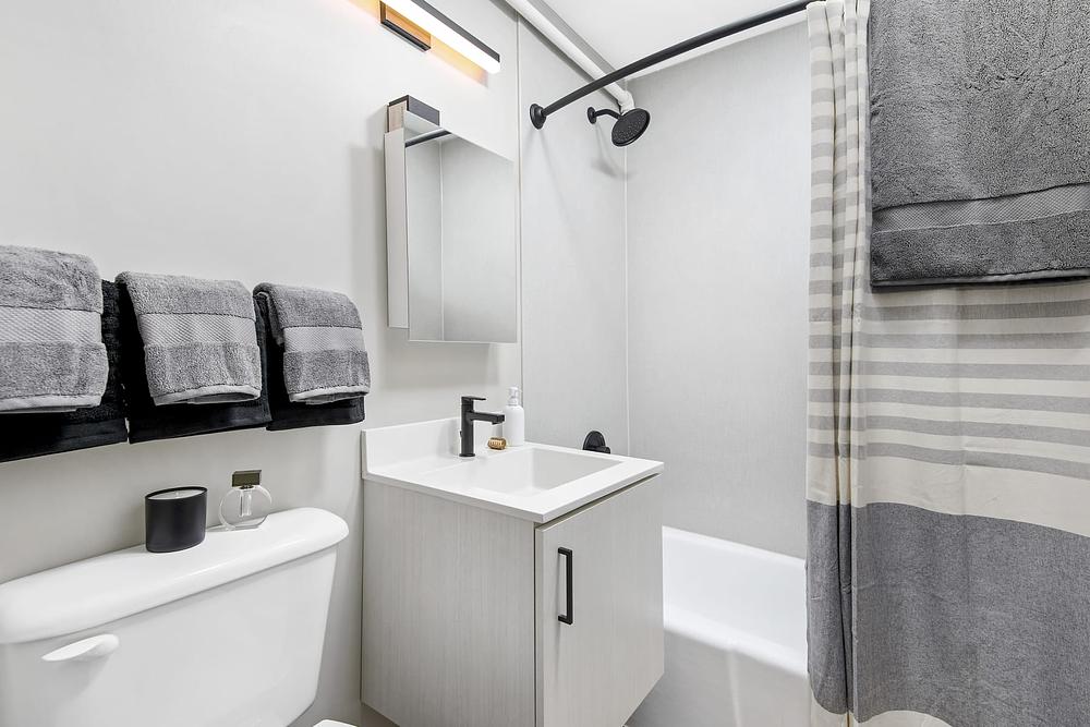 Atrio Apartments 1922 W Ogden Ave, Chicago, IL 60612 Medical District - Leasing by Cross Street