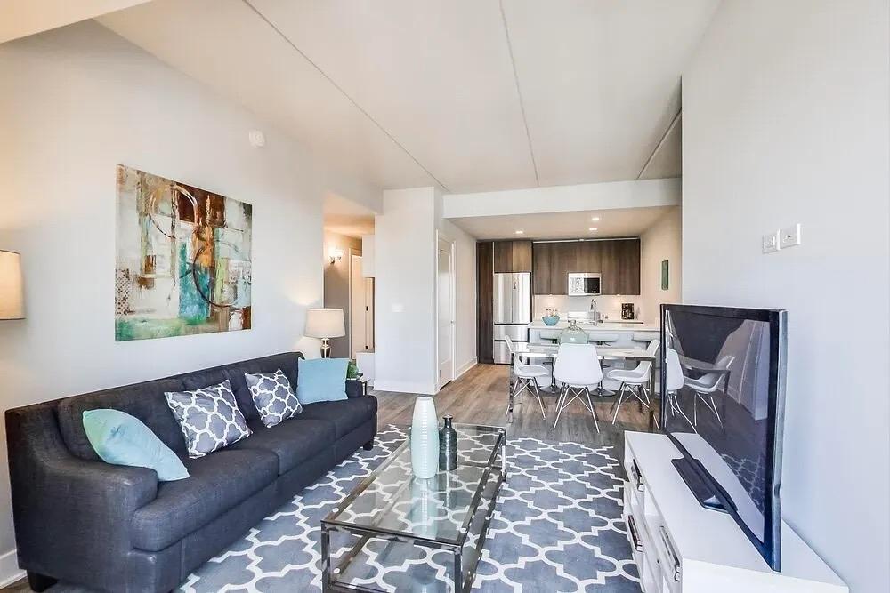 NEW - Arthurs of Old Town Apartments 300 W Division St, Chicago, IL 60610