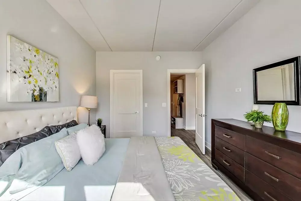 NEW - Arthurs of Old Town Apartments 300 W Division St, Chicago, IL 60610