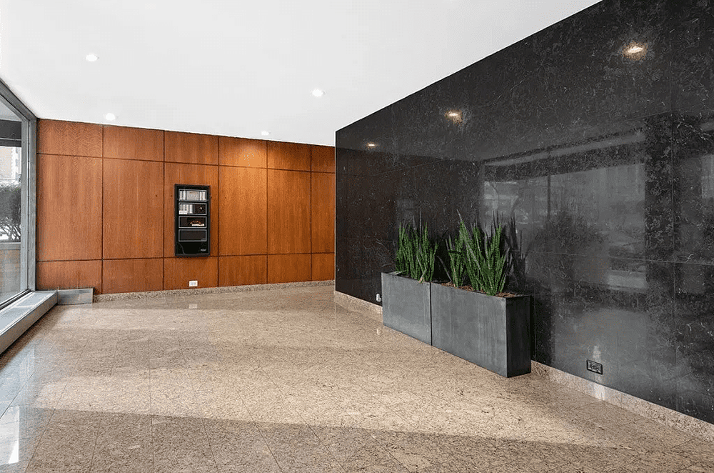 350 W Oakdale 350 W Oakdale Ave, Chicago, IL 60657