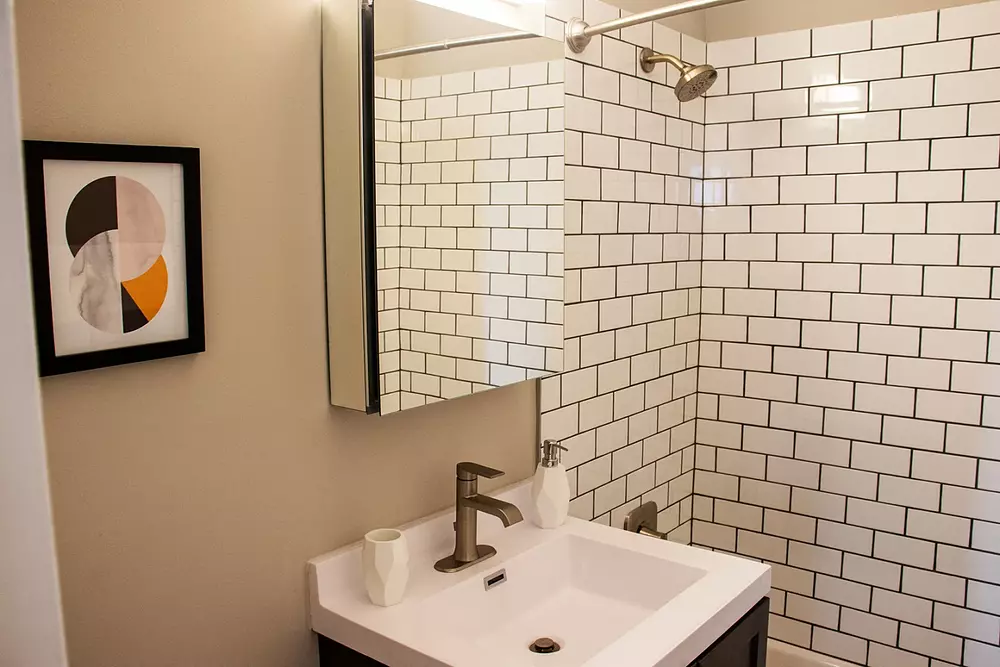 Reside on Barry 533 W Barry Ave, Chicago, IL 60657