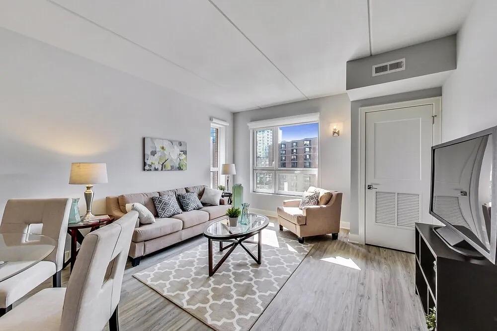 NEW - Arthurs of Old Town Apartments 300 W Division St, Chicago, IL 60610
