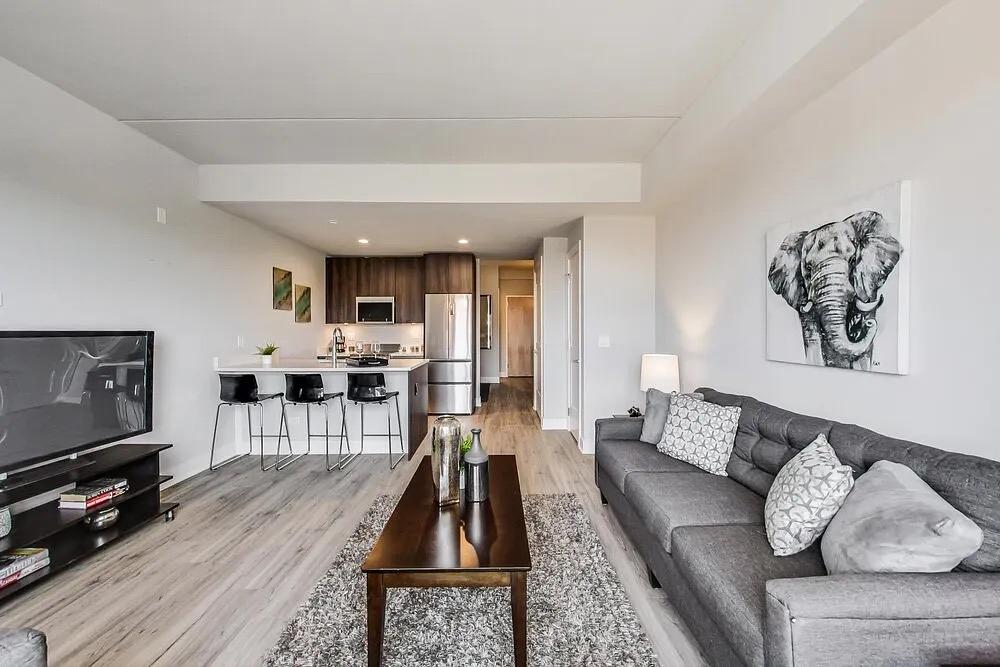 NEW - Arthurs of Old Town Apartments 300 W Division St, Chicago, IL 60610