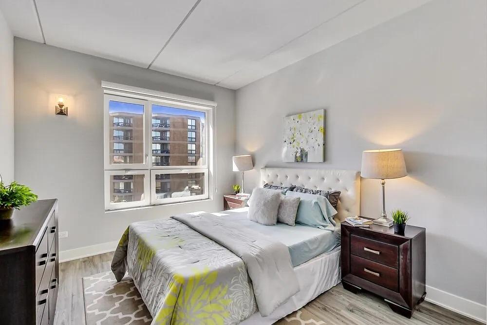 NEW - Arthurs of Old Town Apartments 300 W Division St, Chicago, IL 60610