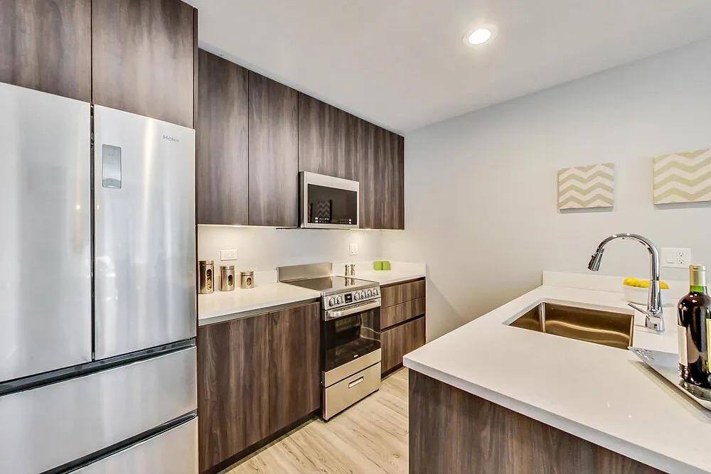 NEW - Arthurs of Old Town Apartments 300 W Division St, Chicago, IL 60610