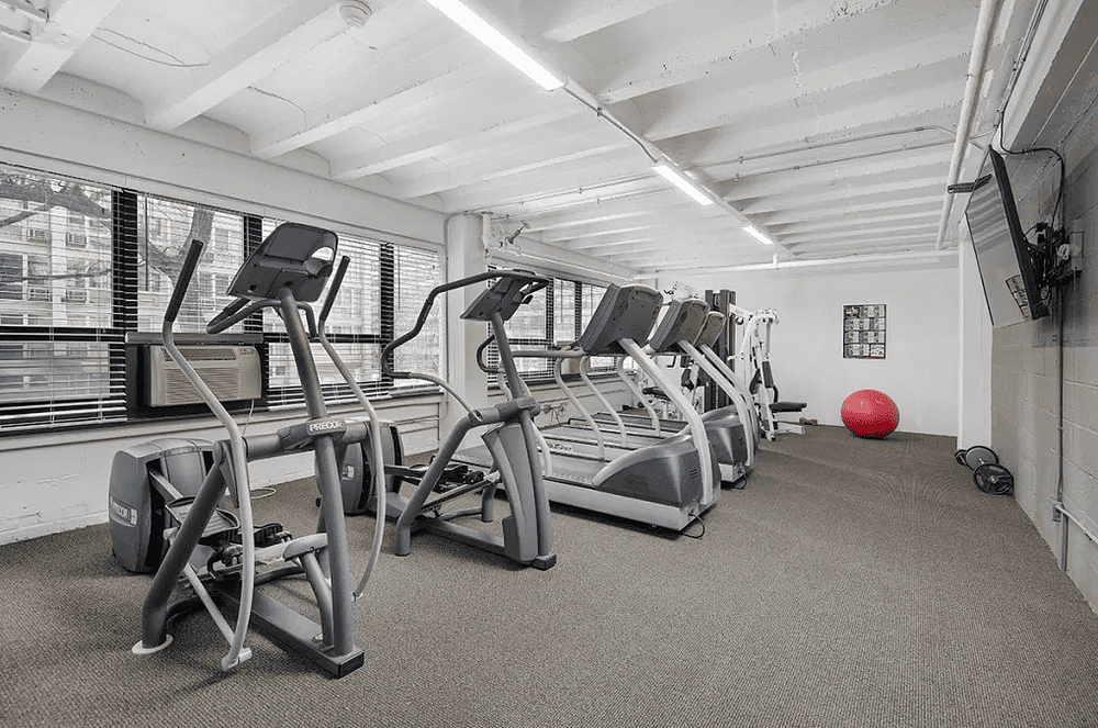 350 W Oakdale 350 W Oakdale Ave, Chicago, IL 60657