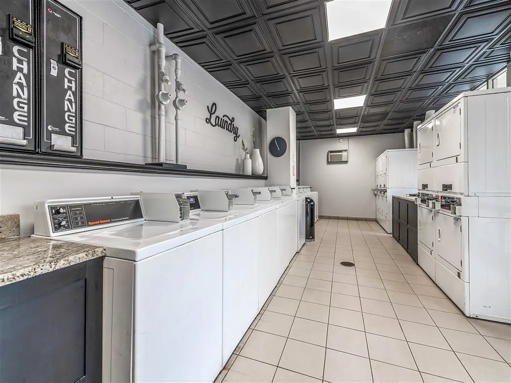 Buena Shores 833 W Buena Ave, Chicago, IL 60613