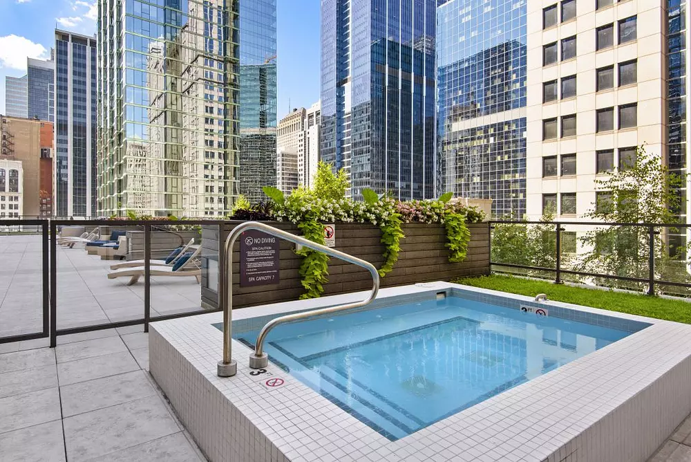 Lake and Wells 210 N Wells St, Chicago, IL 60606