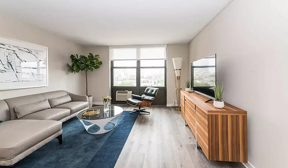Reside on Barry 533 W Barry Ave, Chicago, IL 60657