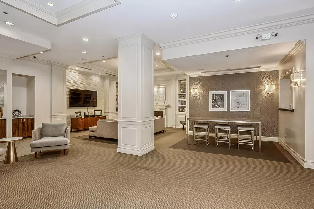 Seneca 200 E Chestnut St, Chicago, IL 60611