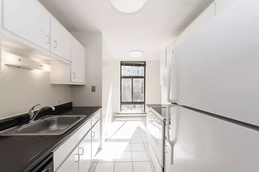 65 East Scott 65 East Scott Chicago, IL 60610