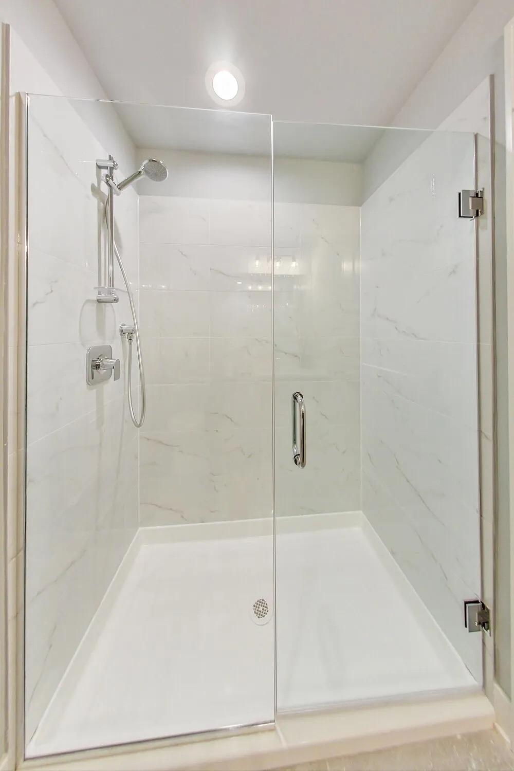NEW - Arthurs of Old Town Apartments 300 W Division St, Chicago, IL 60610