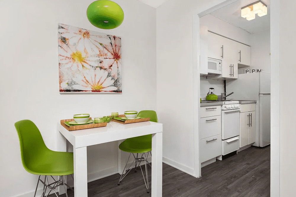 350 W Oakdale 350 W Oakdale Ave, Chicago, IL 60657