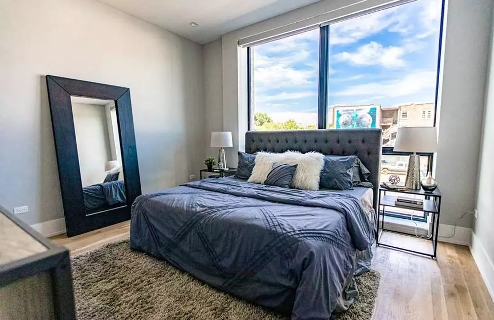 LA LUX 4747 N Ashland Ave, Chicago, IL 60640