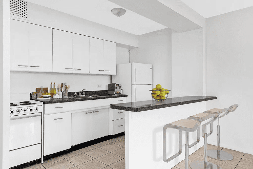 350 W Oakdale 350 W Oakdale Ave, Chicago, IL 60657