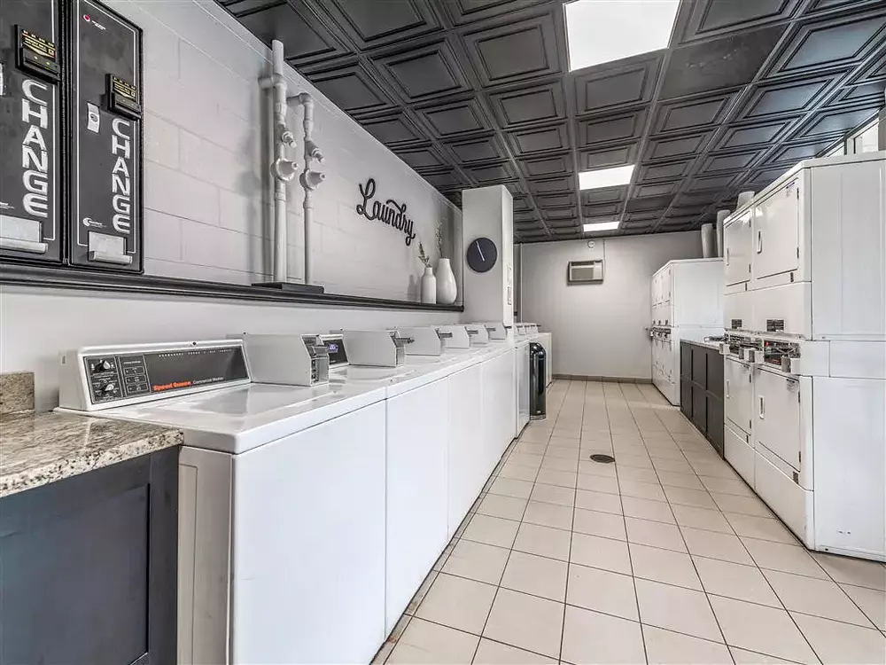 Buena Shores 833 W Buena Ave, Chicago, IL 60613
