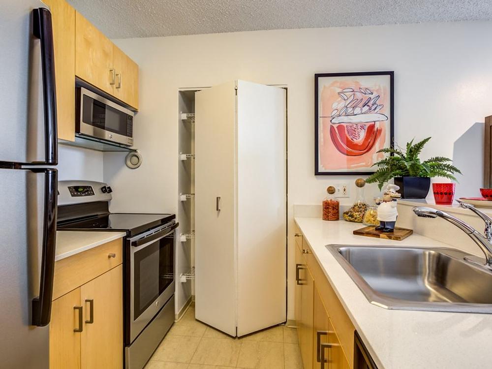 Asbury Plaza 750 N Dearborn St Chicago, IL 60654 Gold Coast, River North - Leasing by Cross Street
