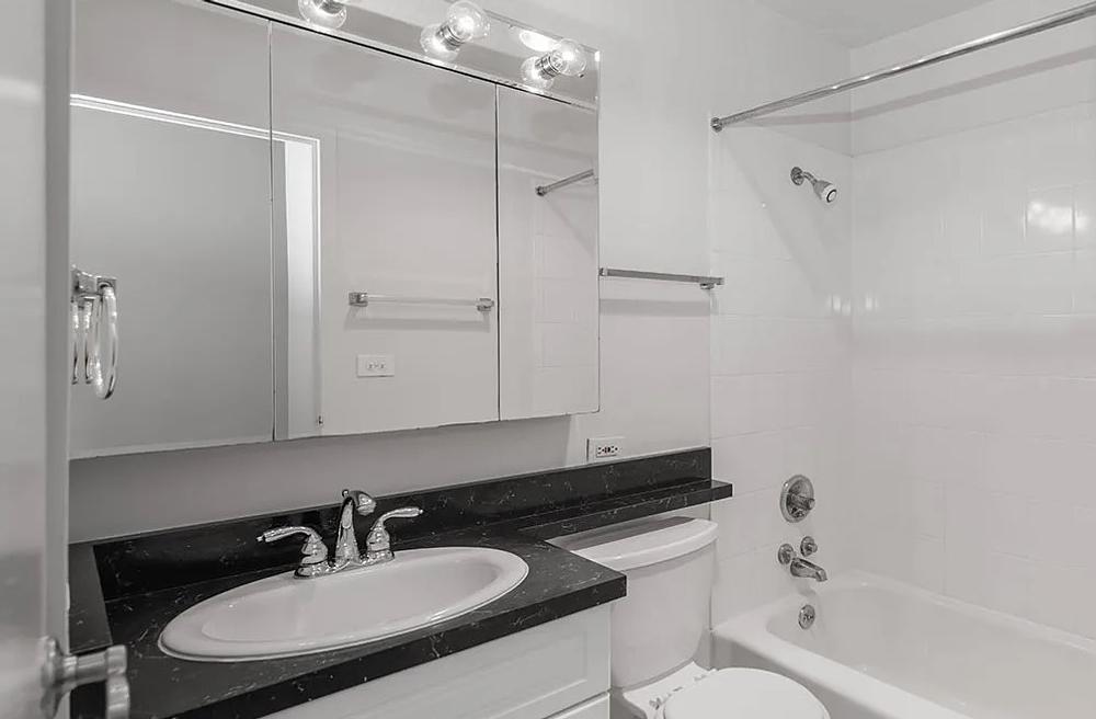 65 East Scott 65 East Scott Chicago, IL 60610