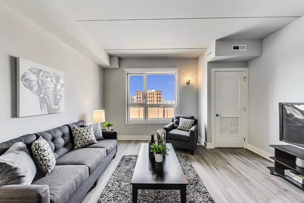 NEW - Arthurs of Old Town Apartments 300 W Division St, Chicago, IL 60610