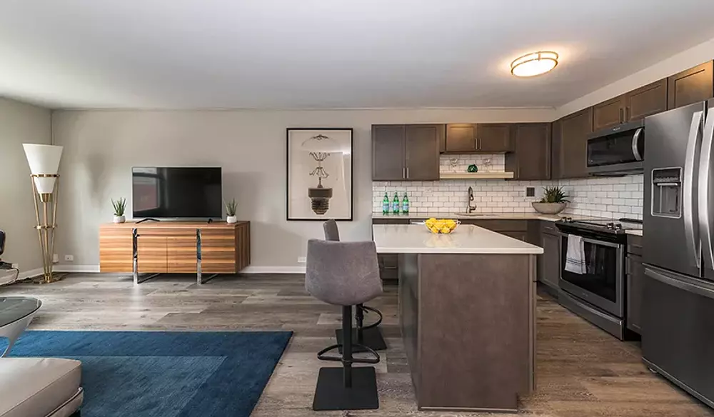 Reside on Barry 533 W Barry Ave, Chicago, IL 60657