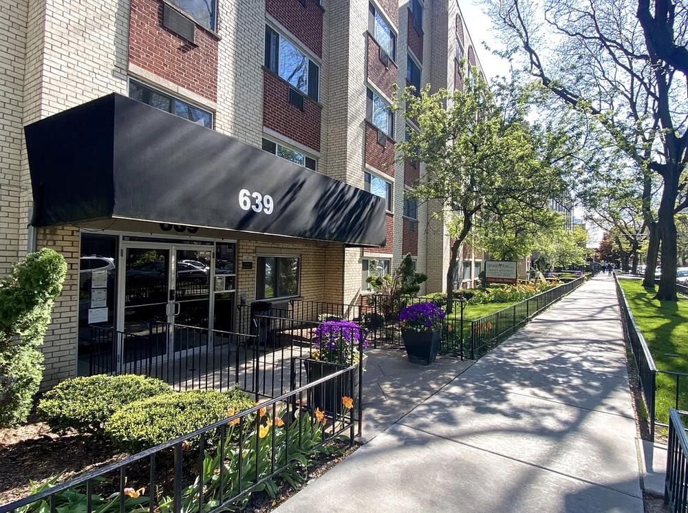 Grace Shores 639 W Grace St, Chicago, IL 60613
