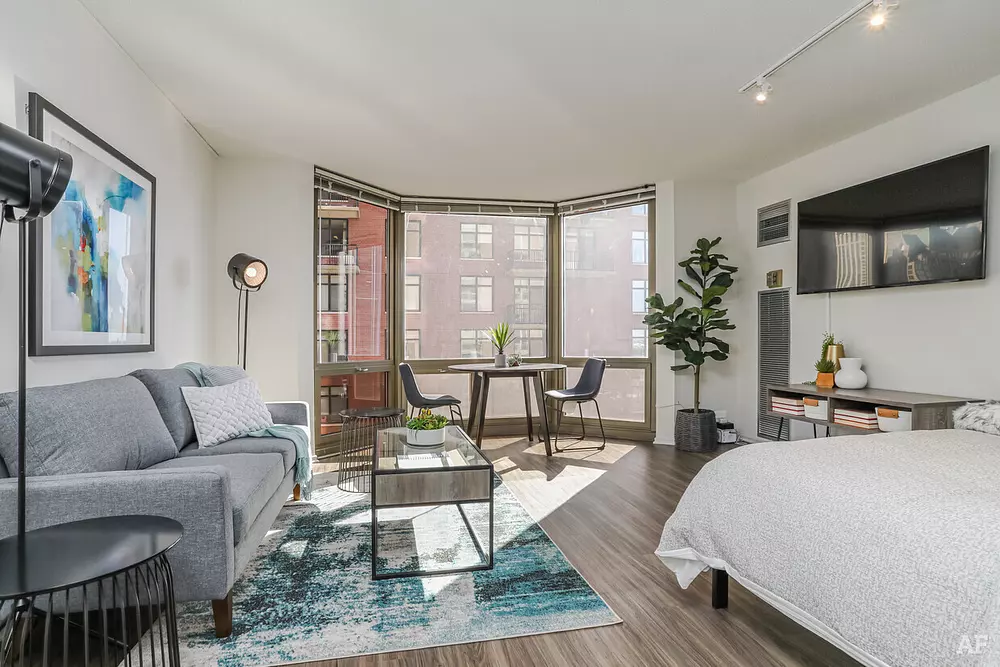 Elm Street Plaza 1130 N Dearborn St, Chicago, IL 60610