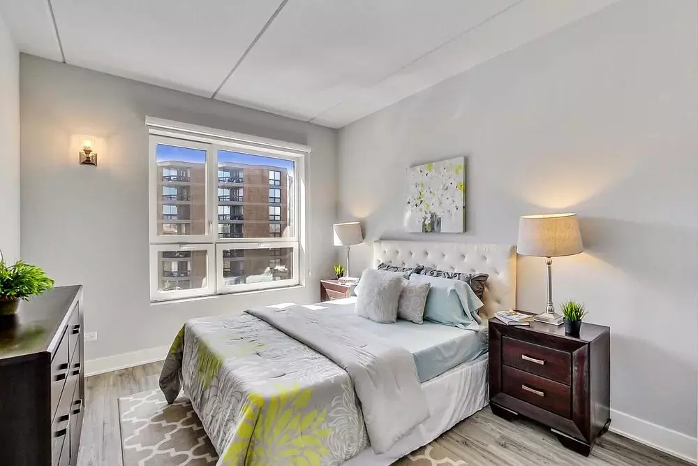 NEW - Arthurs of Old Town Apartments 300 W Division St, Chicago, IL 60610