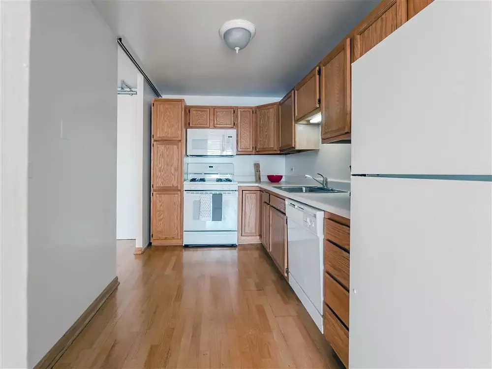 Buena Shores 833 W Buena Ave, Chicago, IL 60613