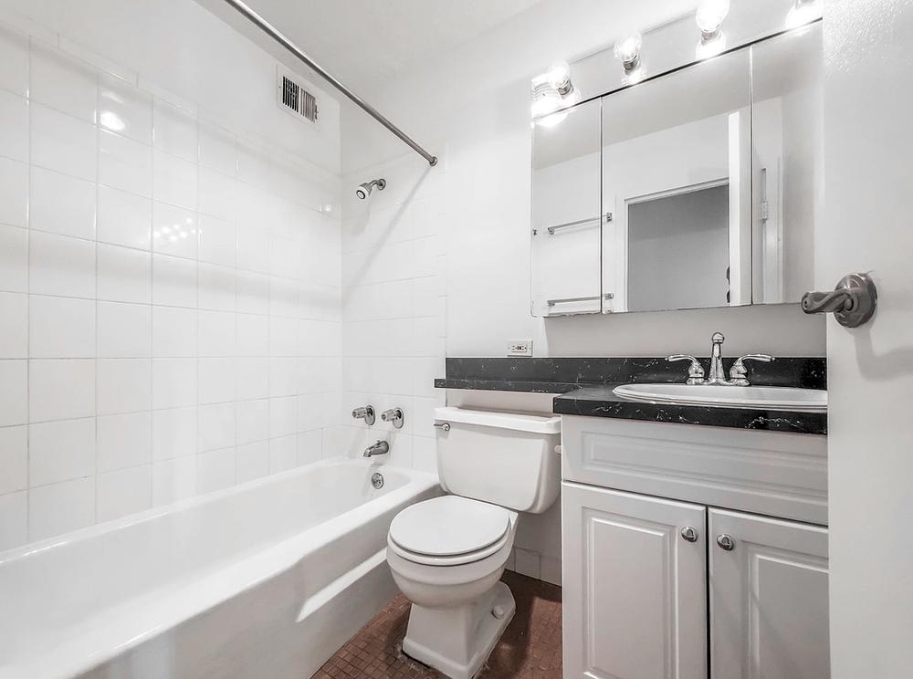65 East Scott 65 East Scott Chicago, IL 60610
