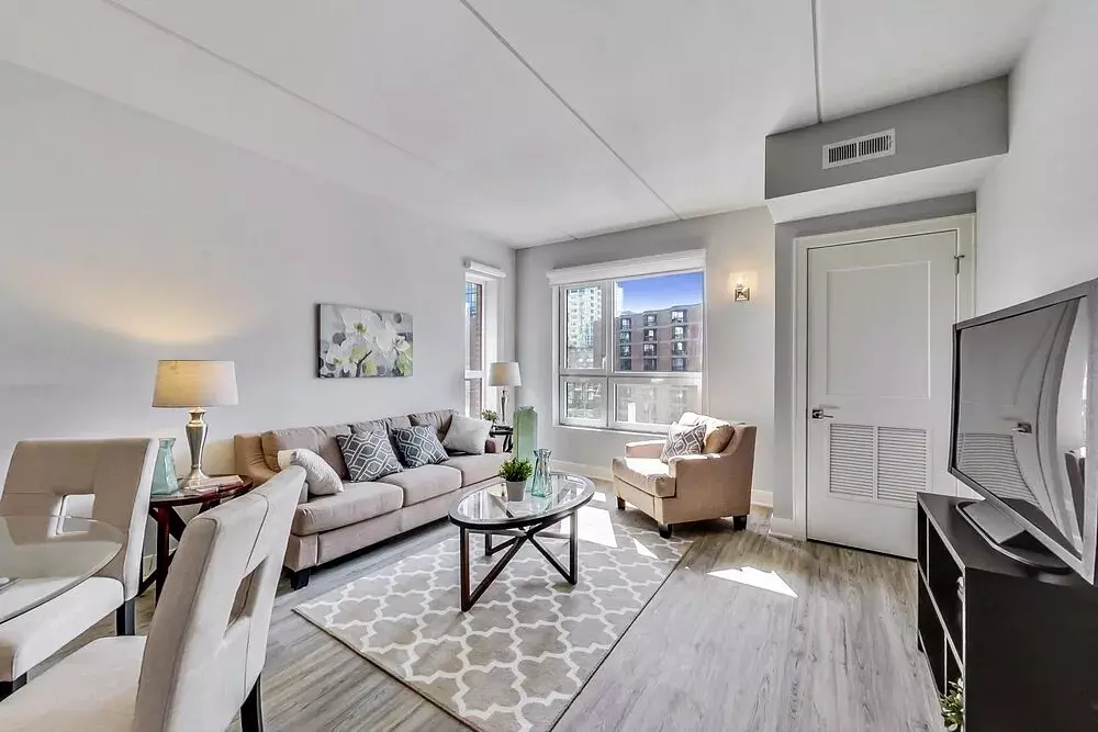 NEW - Arthurs of Old Town Apartments 300 W Division St, Chicago, IL 60610