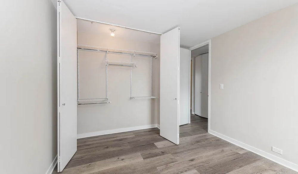 Reside on Barry 533 W Barry Ave, Chicago, IL 60657