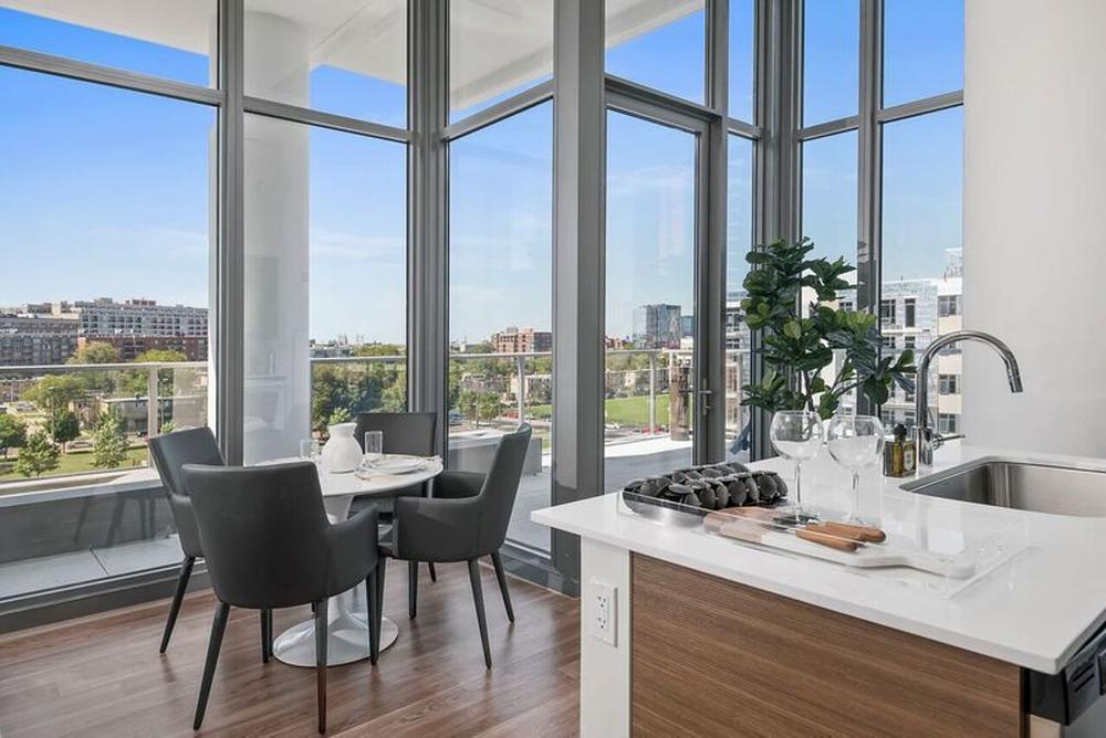 NEXT Apartments 347 W Chestnut St, Chicago, IL 60610