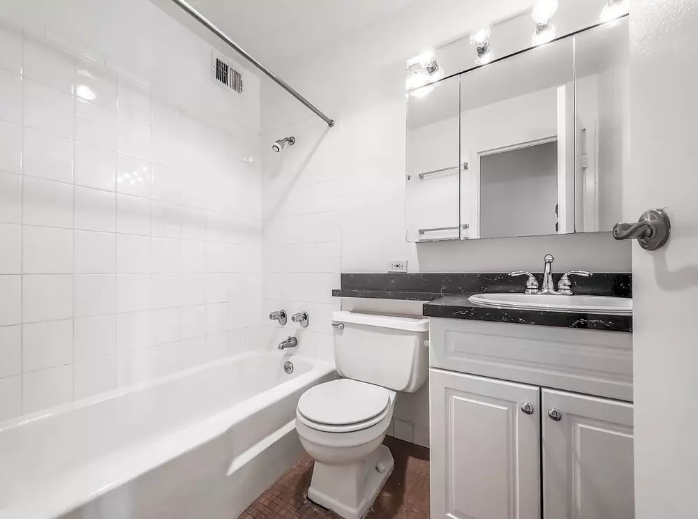 65 East Scott 65 East Scott Chicago, IL 60610