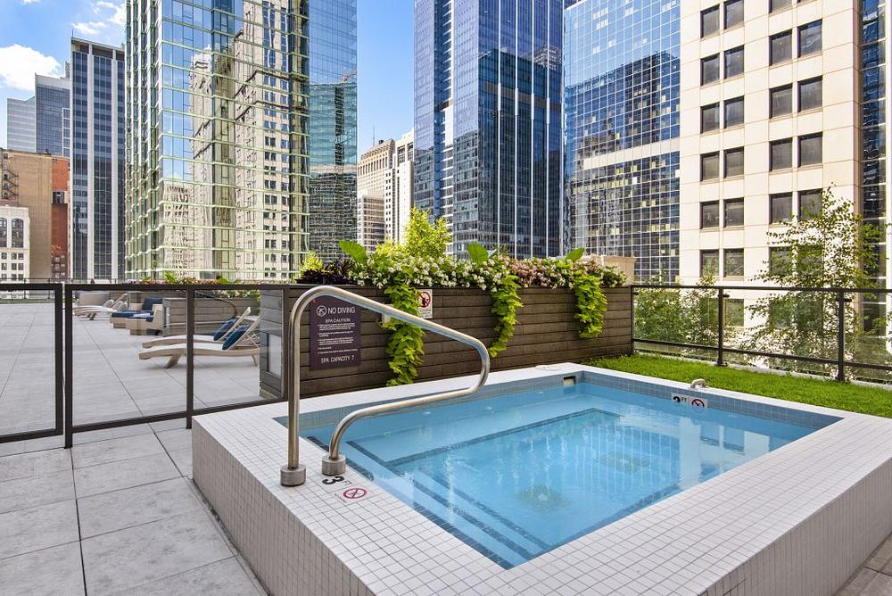 Lake and Wells 210 N Wells St, Chicago, IL 60606