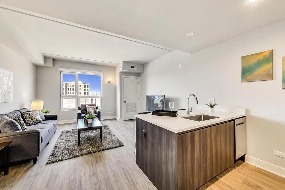 NEW - Arthurs of Old Town Apartments 300 W Division St, Chicago, IL 60610