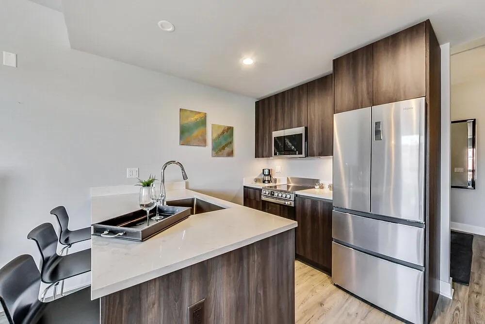 NEW - Arthurs of Old Town Apartments 300 W Division St, Chicago, IL 60610