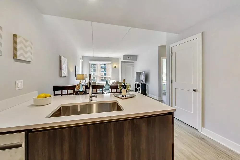 NEW - Arthurs of Old Town Apartments 300 W Division St, Chicago, IL 60610